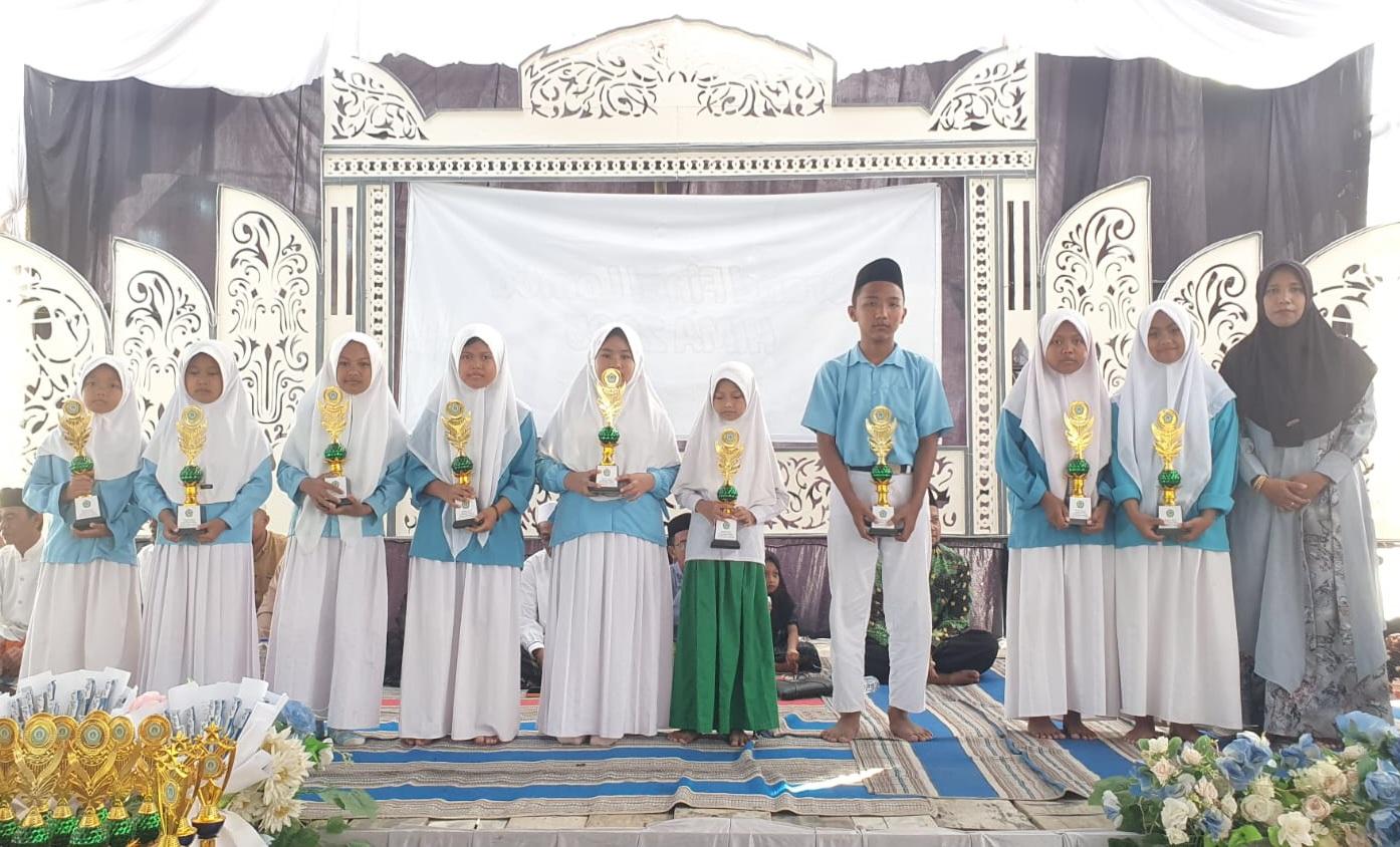 Para pengunjung soroti Ahmad Khoiril Aziz, Santri MI yang Pecahkan Dominasi Santri Putri