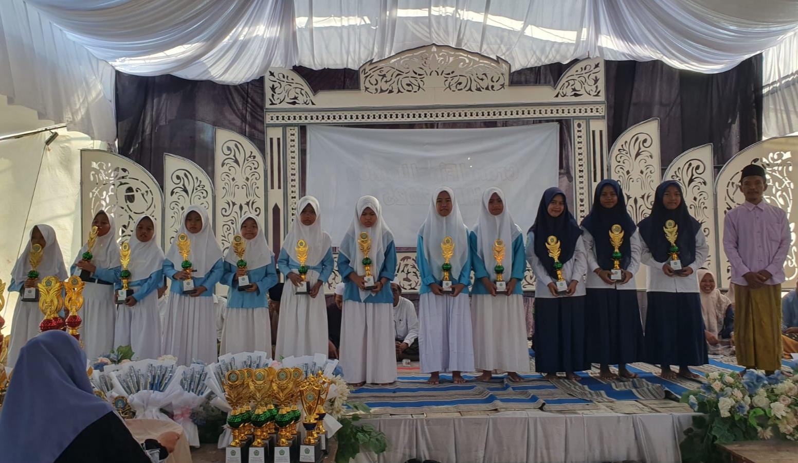 Mashlahatul Hidayah Serahkan Hadiah Rangking dan Lomba untuk Semua Tingkatan